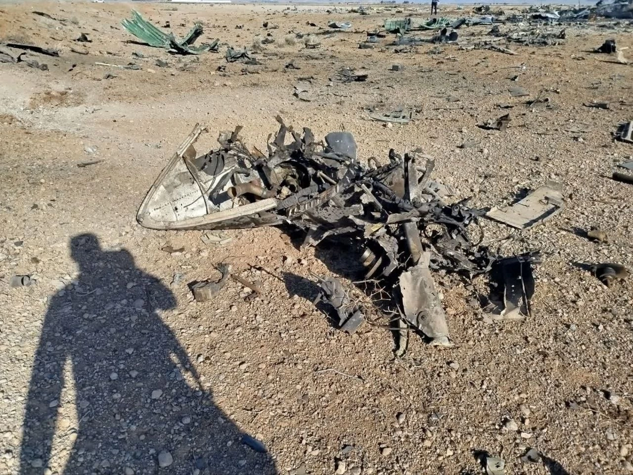이란 이슬람혁명수비대(IRGC)는 이스파한 남부에서 실종 미군을 수색하던 미국 측 항공기를 격파했다고 5일(현지시간) 밝혔다. IRGC는 이날 긴급 성명에서 “혁명수비대가 격추한 전투기의 조종사를 수색하던 미국의 항공기를 격파했다”고 주장했다. 같은날 이란 중앙사령부는 “이슬람혁명수비대와 이란 육군 전사들의 합동 작전으로, 미국의 조종사 구출 시도는 실패로 돌아갔다”라고 주장했다. 또한 실종자 수색 및 구출 작전을 위해 이스파한 남부 상공을 비행하던 미군 항공기와 블랙호크 헬기 2대, C130 수송기 1대가 자국군에게 피격됐다고 했다. 사진은 이란 측이 주장하는 미군 헬기 격추 현장. 2026.4.5 이슬람혁명수비대 자료