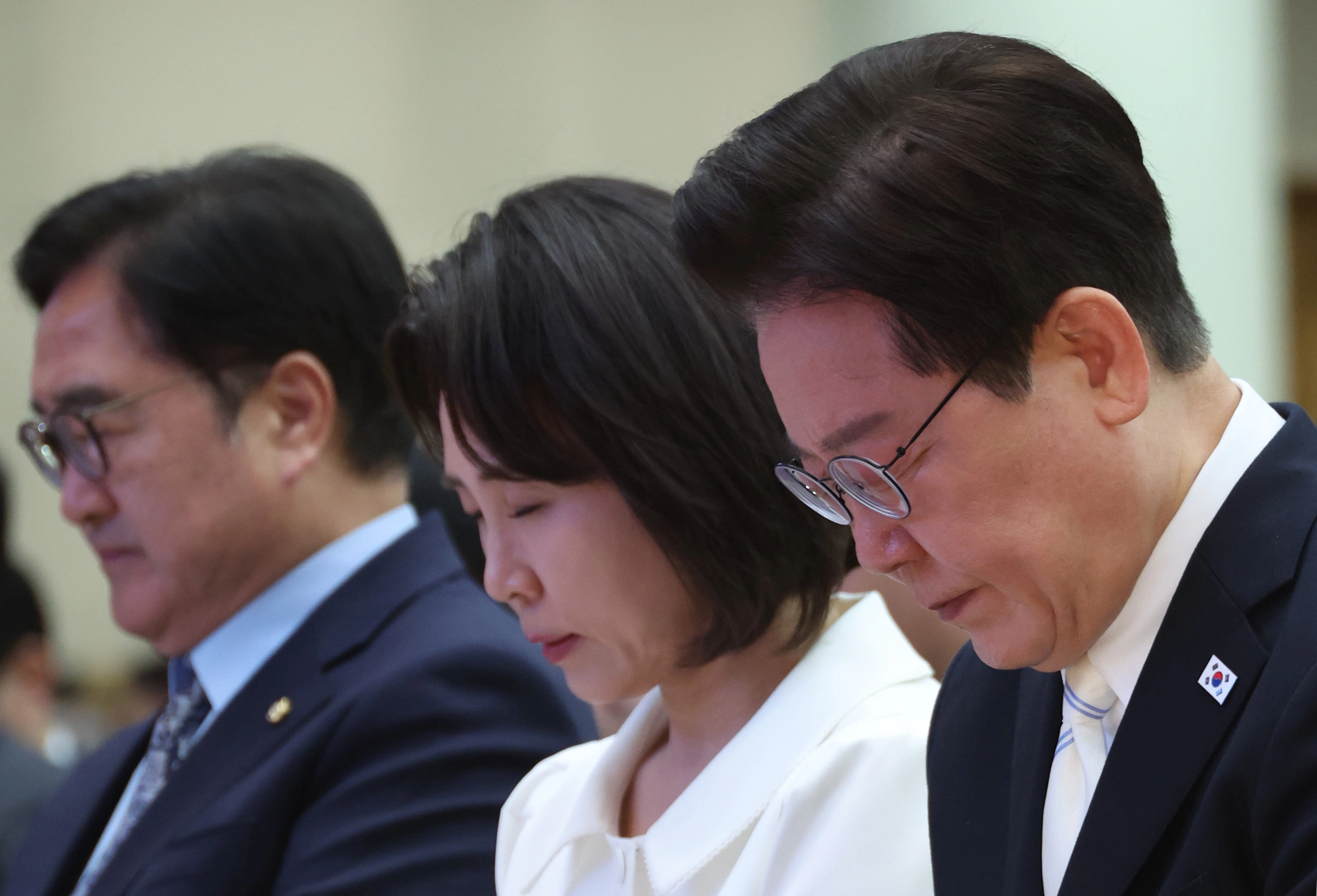 이재명 대통령과 김혜경 여사가 5일 서울 여의도순복음교회에서 열린 부활절 연합예배에서 기도하고 있다. 왼쪽은 우원식 국회의장. 2026.4.5 연합뉴스
