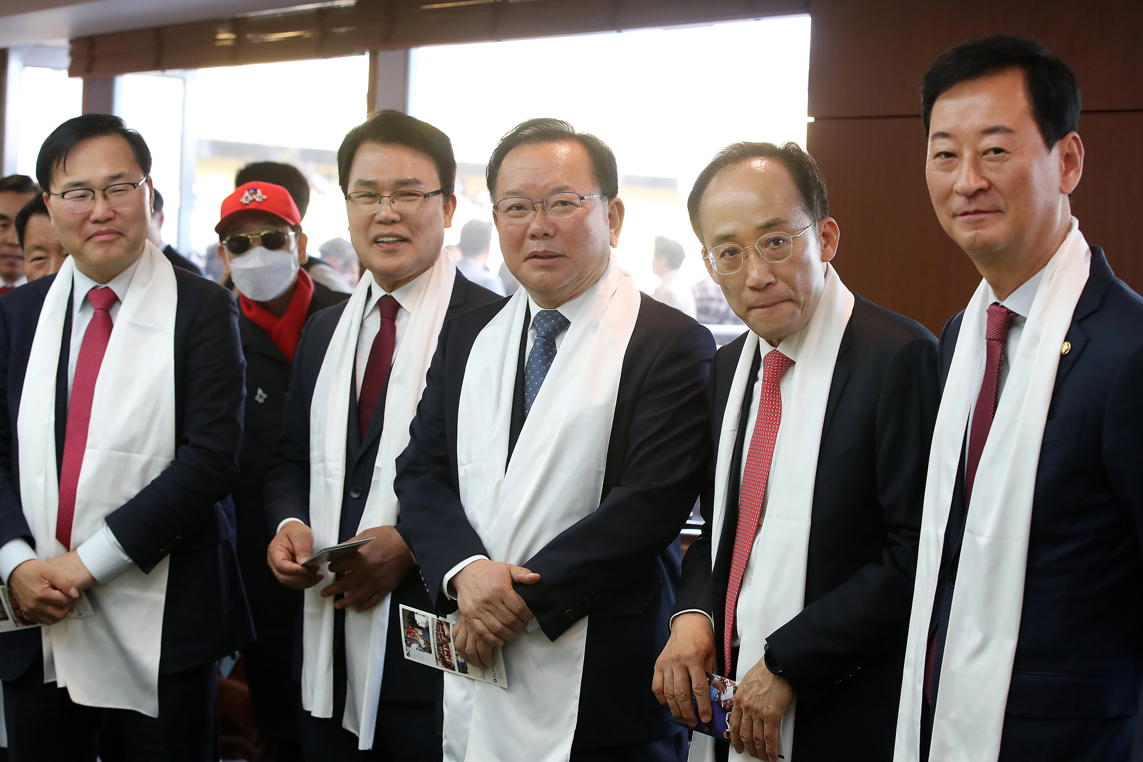 한자리에 모인 여야 대구시장 후보들  6·3 지방선거 더불어민주당 대구시장 후보인 김부겸 전 국무총리와 국민의힘 예비후보들이 5일 대구스타디움에서 열린 ‘2026 대구 기독교 부활절 연합예배’ 행사장에 나란히 서 있다. 왼쪽부터 홍석준 전 의원, 이재만 전 대구 동구청장, 김 전 총리, 추경호·최은석 의원.
대구 뉴스1