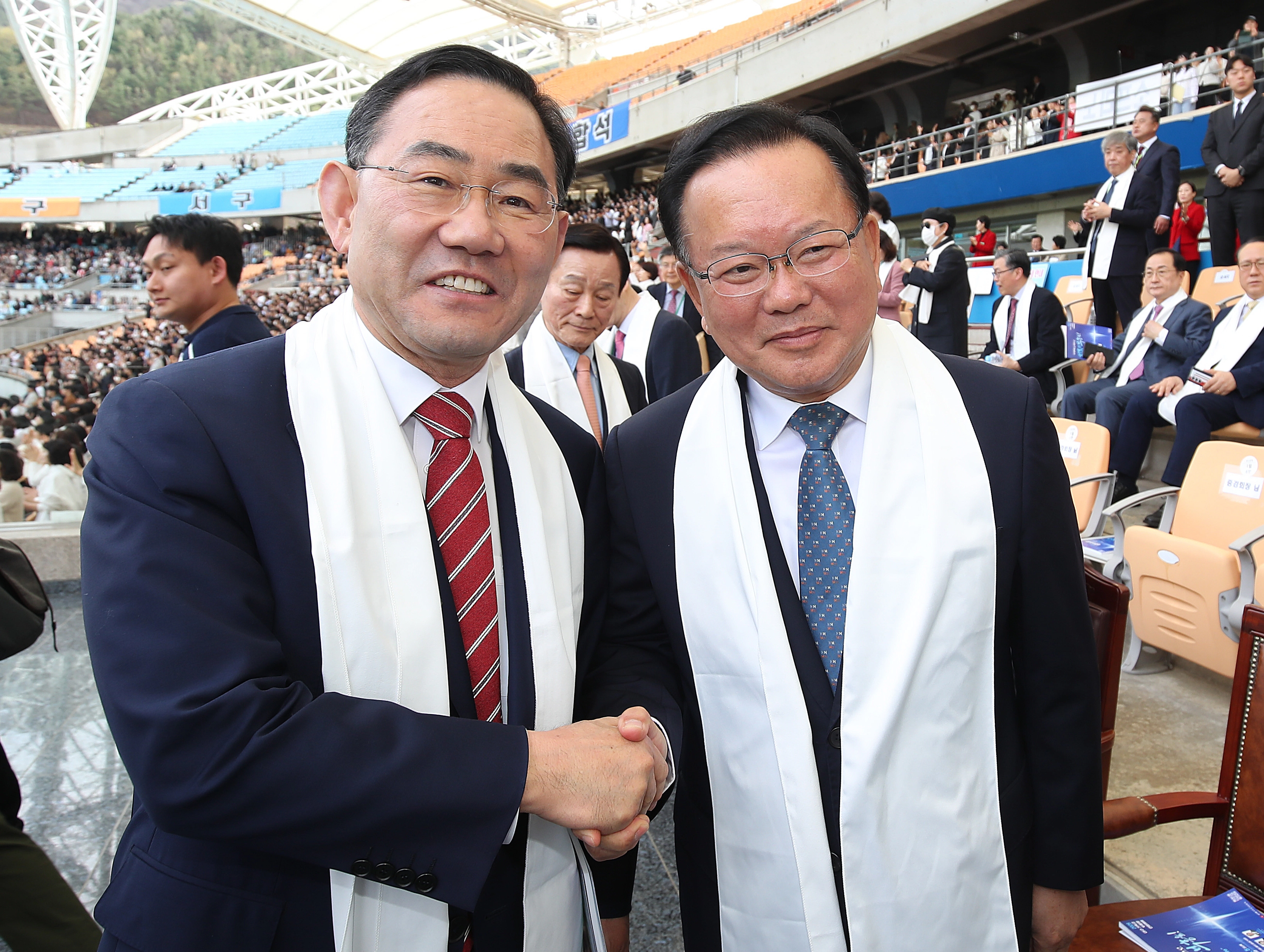 부활절 예배에서 만나 악수하는 김부겸·주호영  6·3 지방선거에서 더불어민주당 후보로 대구시장에 출마하는 김부겸 전 총리와 국민의힘에서 공천 배제(컷오프)된 주호영 국회부의장이 5일 오후 대구 수성구 대구스타디움에서 열린 ‘2026 대구 기독교 부활절 연합예배’에서 만나 악수하고 있다. 2026.4.5. 뉴스1