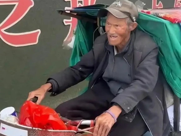 가족을 모두 잃은 아픔을 달래기 위해 30년째 세발자전거를 타고 중국 전역을 유랑 중인 90세 노인의 사연이 전해져 울림을 주고 있다. 바이두