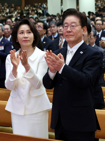 이재명 대통령 부부, 부활절 예배 참석