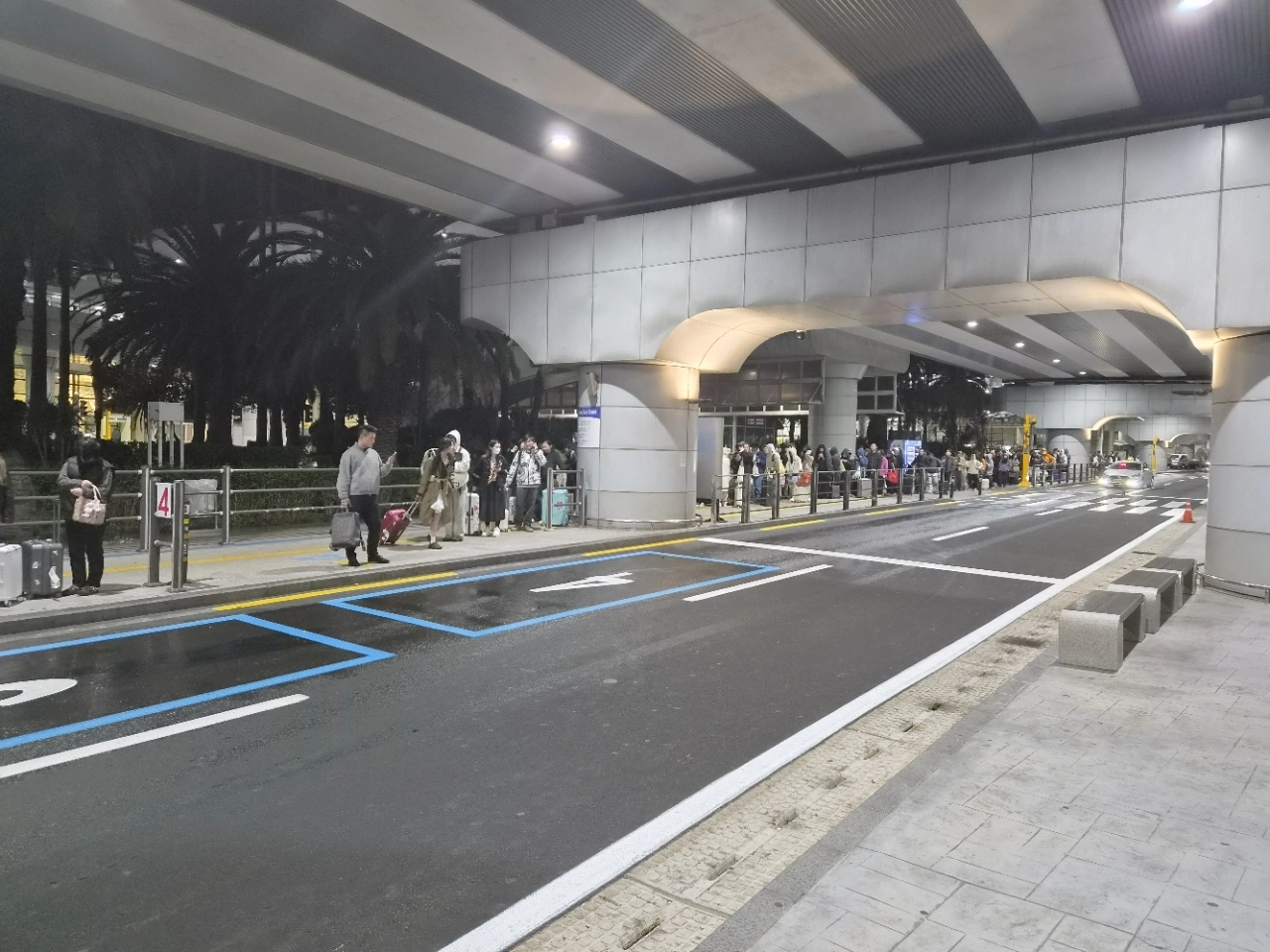 제주도는 지난 3일 제주공항에 강풍 등 기상 악화로 항공편 운항이 잇따라 지연·결항되자 체류객들을 긴급수송하는 택시봉사단을 조기 가동했다. 제주도 제공