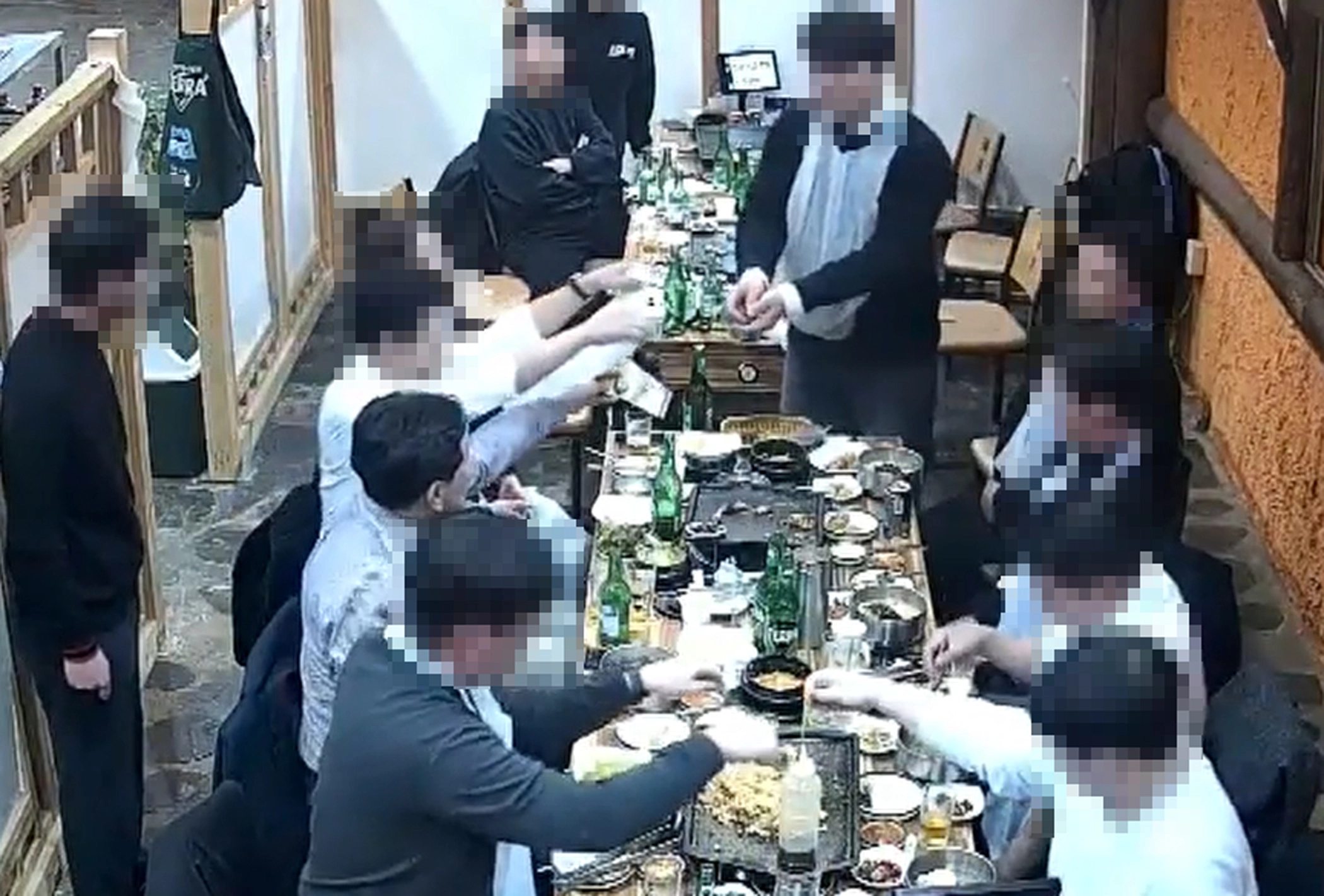 청년들에게 현금 건네는 김관영 지사. 연합뉴스(독자 제공)