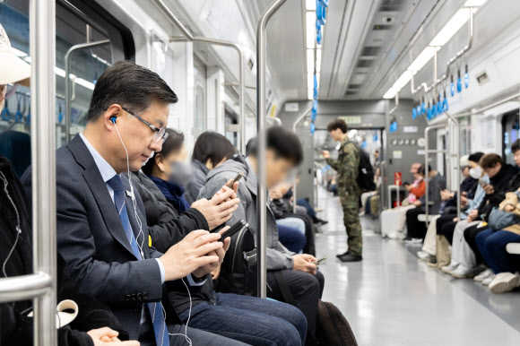 김성환 기후에너지환경부 장관이 6일 오전 지하철을 이용한 출근으로 에너지절약 국민행동에 동참하고 있다. 2026.4.6  기후에너지환경부 제공