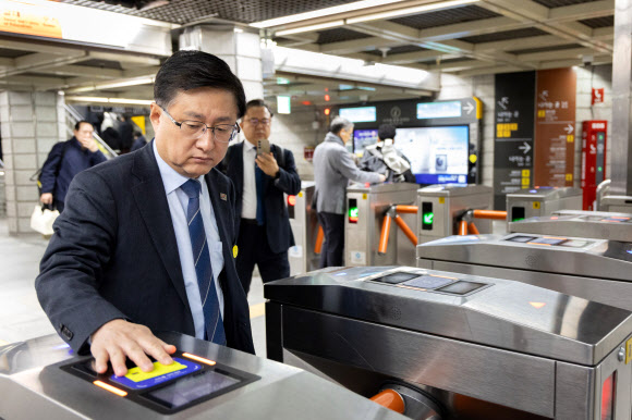 김성환 기후에너지환경부 장관이 6일 오전 지하철을 이용한 출근으로 에너지절약 국민행동에 동참하고 있다. 2026.4.6  기후에너지환경부 제공