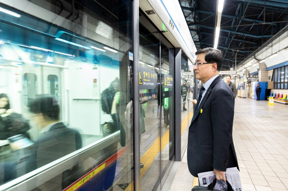 김성환 기후에너지환경부 장관이 6일 오전 지하철을 이용한 출근으로 에너지절약 국민행동에 동참하고 있다. 2026.4.6  기후에너지환경부 제공