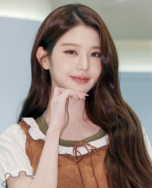 아이브 장원영이 6일 오전 서울 영등포구 여의도 더현대 서울에서 열린 미우미우 뷰티 팝업스토어 오픈 행사에 참석해 포즈를 취하고 있다. 2026.4.6 뉴스1