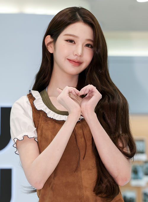 아이브 장원영이 6일 오전 서울 영등포구 여의도 더현대 서울에서 열린 미우미우 뷰티 팝업스토어 오픈 행사에 참석해 포즈를 취하고 있다. 2026.4.6 뉴스1