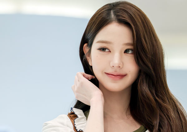 아이브 장원영이 6일 오전 서울 영등포구 여의도 더현대 서울에서 열린 미우미우 뷰티 팝업스토어 오픈 행사에 참석해 포즈를 취하고 있다. 2026.4.6 뉴스1