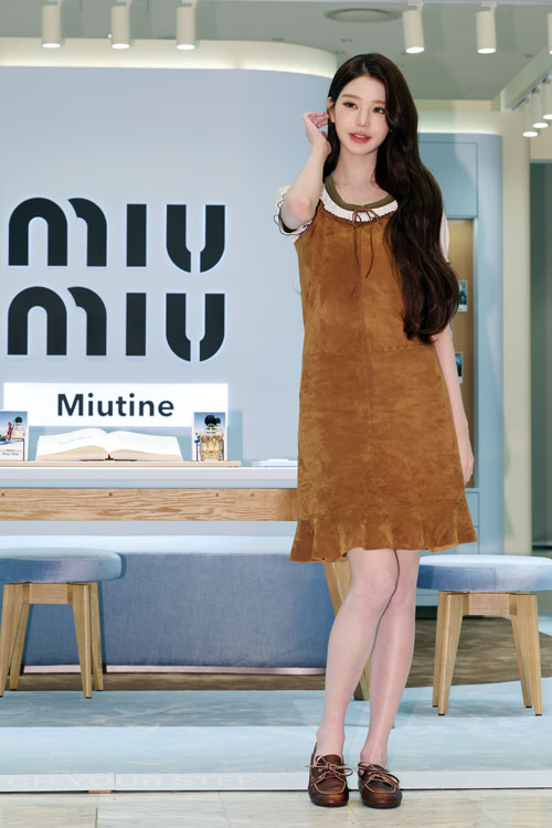 아이브 장원영이 6일 오전 서울 영등포구 여의도 더현대 서울에서 열린 미우미우 뷰티 팝업스토어 오픈 행사에 참석해 포즈를 취하고 있다. 2026.4.6 뉴스1