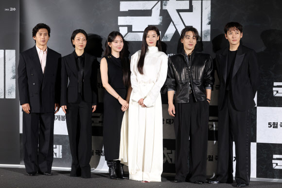 6일 서울 용산구 CGV용산아이파크몰에서 열린 영화 ‘군체’ 제작보고회에서 배우들이 포즈를 취하고 있다. 왼쪽부터 고수, 김신록, 신현빈, 전지현, 구교환, 지창욱.  2026.4.6  연합뉴스