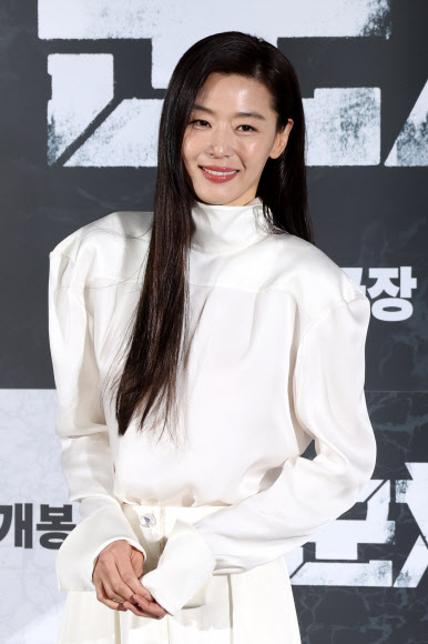 배우 전지현이 6일 서울 용산구 CGV용산아이파크몰에서 열린 영화 ‘군체’ 제작보고회에서 포즈를 취하고 있다. 2026.4.6  연합뉴스