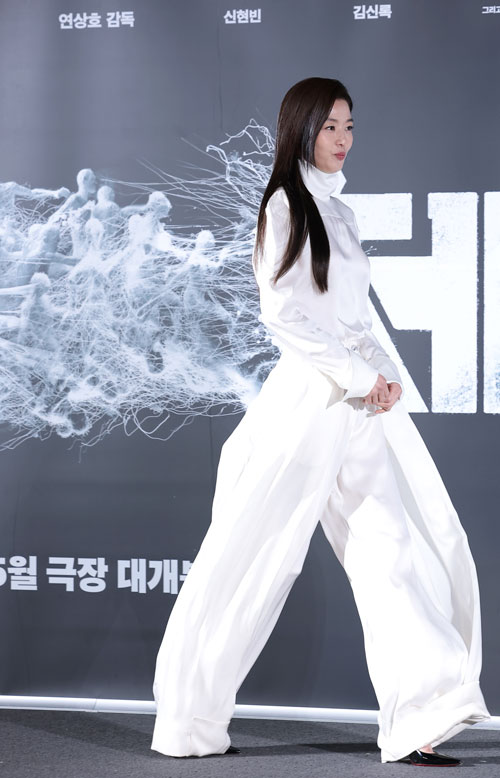 배우 전지현이 6일 서울 용산구 CGV용산아이파크몰에서 열린 영화 ‘군체’(감독 연상호) 제작보고회에 참석하고 있다. ‘군체’는 정체불명의 감염사태로 봉쇄된 건물 안, 고립된 생존자들이 예측할 수 없는 형태로 진화하는 감염자들에 맞서 벌이는 사투를 그린 작품이다. 2026.4.6 뉴스1