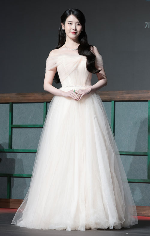 배우 아이유가 6일 오후 서울 강남구 조선팰리스 서울 강남에서 열린 MBC 새 금토드라마 ‘21세기 대군부인’(극본 유지원/연출 박준화) 제작발표회에 참석해 포즈를 취하고 있다. 2026.4.6 뉴스1