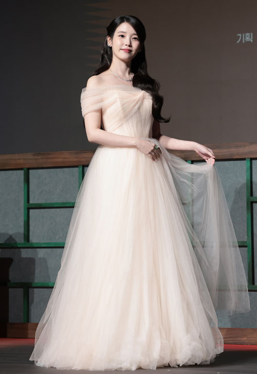 배우 아이유가 6일 오후 서울 강남구 조선팰리스 서울 강남에서 열린 MBC 새 금토드라마 ‘21세기 대군부인’(극본 유지원/연출 박준화) 제작발표회에 참석해 포즈를 취하고 있다. 2026.4.6 뉴스1