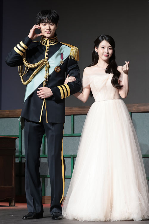 배우 변우석과 아이유(오른쪽)가 6일 오후 서울 강남구 조선팰리스 서울 강남에서 열린 MBC 새 금토드라마 ‘21세기 대군부인’(극본 유지원/연출 박준화) 제작발표회에 참석해 포즈를 취하고 있다. 2026.4.6 뉴스1