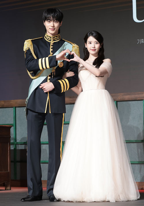 배우 변우석과 아이유(오른쪽)가 6일 오후 서울 강남구 조선팰리스 서울 강남에서 열린 MBC 새 금토드라마 ‘21세기 대군부인’(극본 유지원/연출 박준화) 제작발표회에 참석해 포즈를 취하고 있다. 2026.4.6 뉴스1