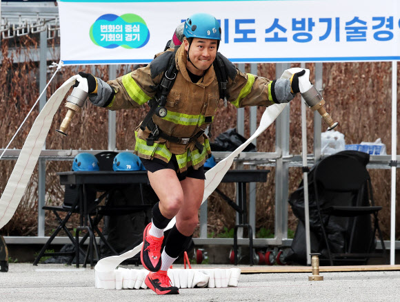 6일 경기도 용인시 경기도소방학교에서 열린 ‘경기도 소방기술 경연대회’에서 최강 소방관 분야 참가자가 기량을 뽐내고 있다. 2026.4.6  연합뉴스
