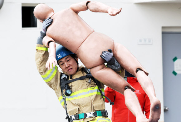 6일 경기도 용인시 경기도소방학교에서 열린 ‘경기도 소방기술 경연대회’에서 최강 소방관 분야 참가자가 기량을 뽐내고 있다. 2026.4.6  연합뉴스