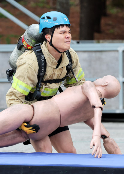 6일 경기도 용인시 경기도소방학교에서 열린 ‘경기도 소방기술 경연대회’에서 최강 소방관 분야 참가자가 기량을 뽐내고 있다. 2026.4.6  연합뉴스