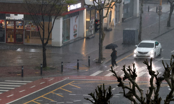 6일 오후 2시 10분께 광주 서구 상무중앙로에 우박을 동반한 소나기가 내리고 있다. 2026.4.6  연합뉴스