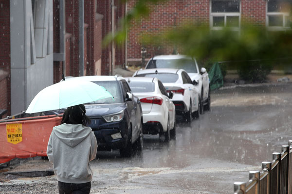 6일 오후 ‘2026년 대구시 기능경기대회’가 열리는 대구 북구 대구공업고에 봄비와 우박이 요란하게 내리고 있다.  2026.4.6 뉴스1