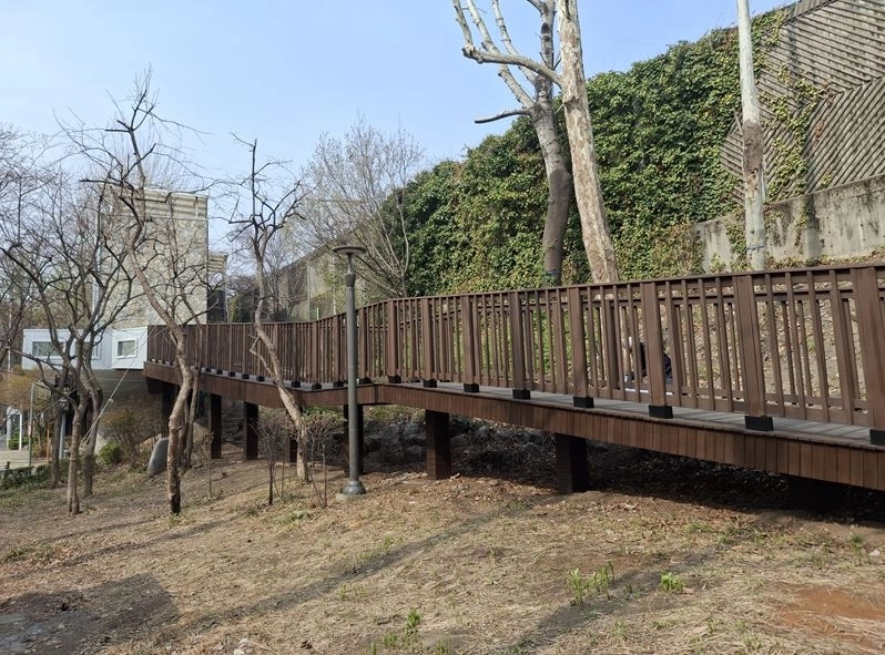 새롭게 교체된 신사나들목 보행데크