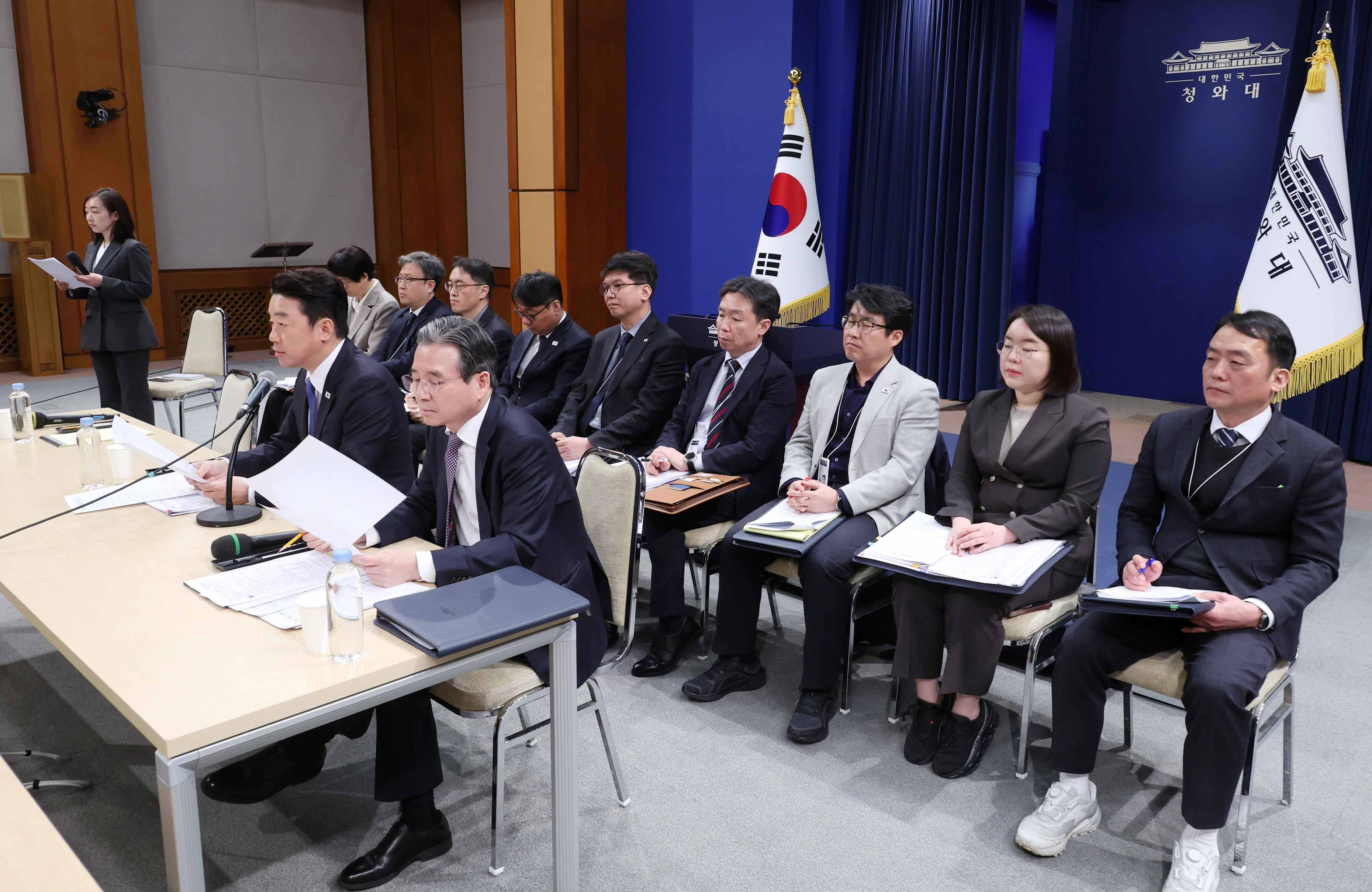 중동상황 기자간담회  강훈식 비서실장과 김용범 정책실장이 7일 청와대에서 중동상황 관련 기자간담회를 하고 있다. 
연합뉴스