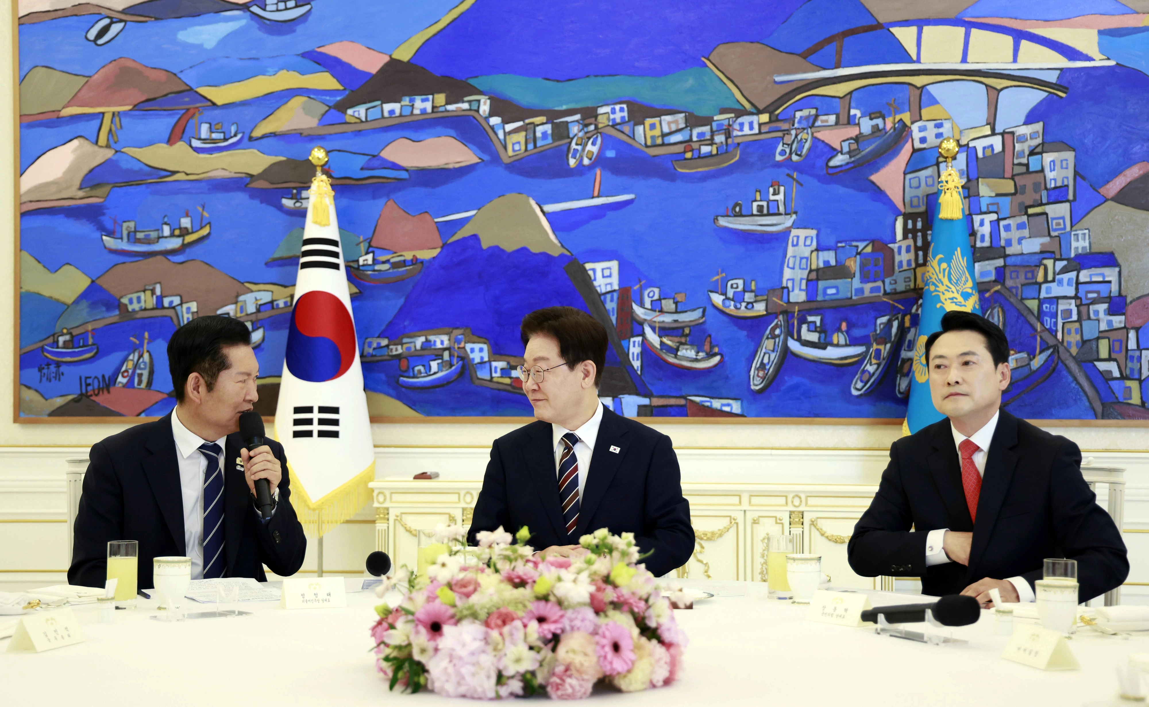 발언하는 정청래 대표  더불어민주당 정청래 대표가 7일 청와대에서 열린 여야정 민생경제 협의체 회담에서 이재명 대표를 바라보며 발언하고 있다. 오른쪽은 국민의힘 장동혁 대표.
연합뉴스