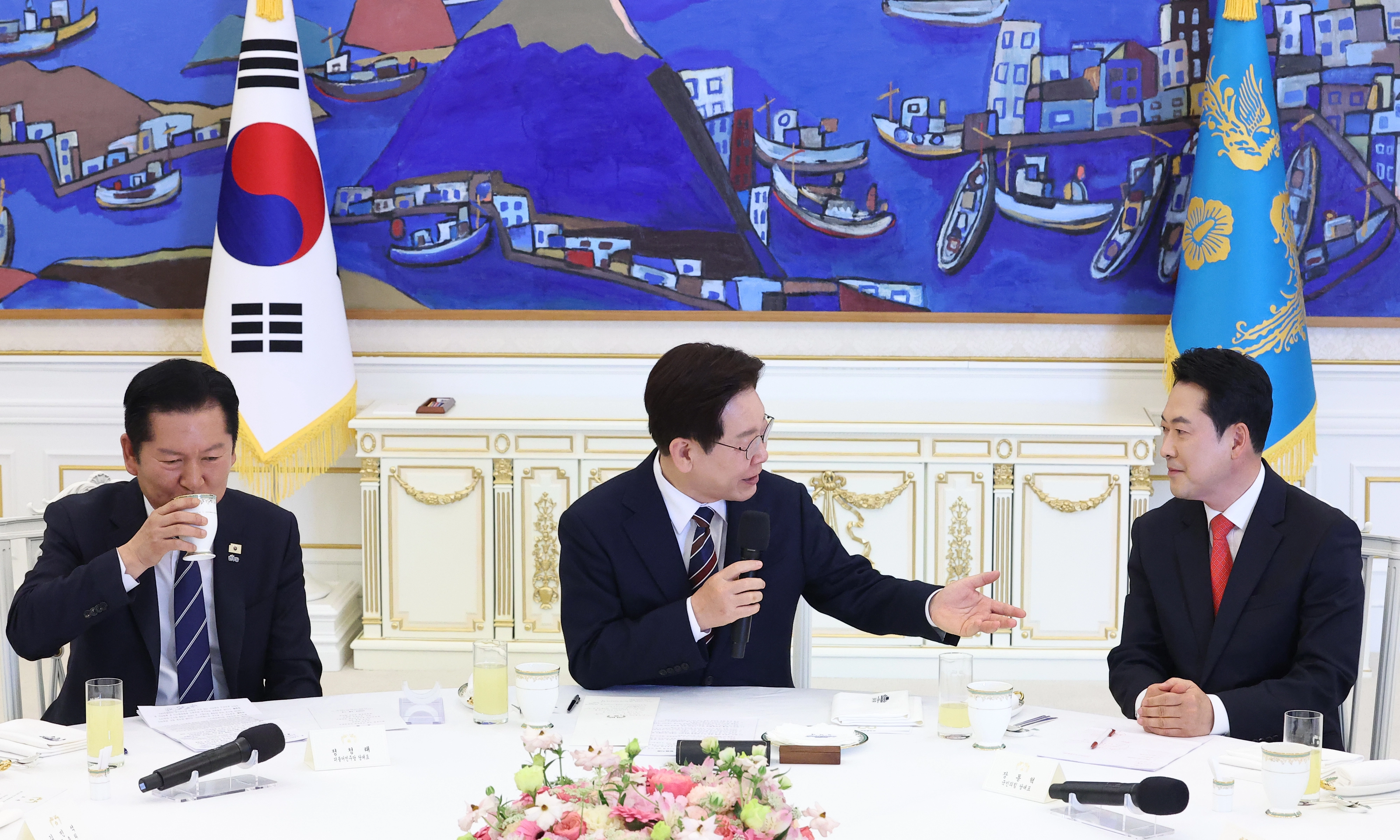 이재명 대통령이 7일 청와대에서 열린 여야정 민생경제 협의체 회담에서 발언하고 있다. 왼쪽부터 더불어민주당 정청래 대표, 이 대통령, 국민의힘 장동혁 대표. 2026.4.7 연합뉴스