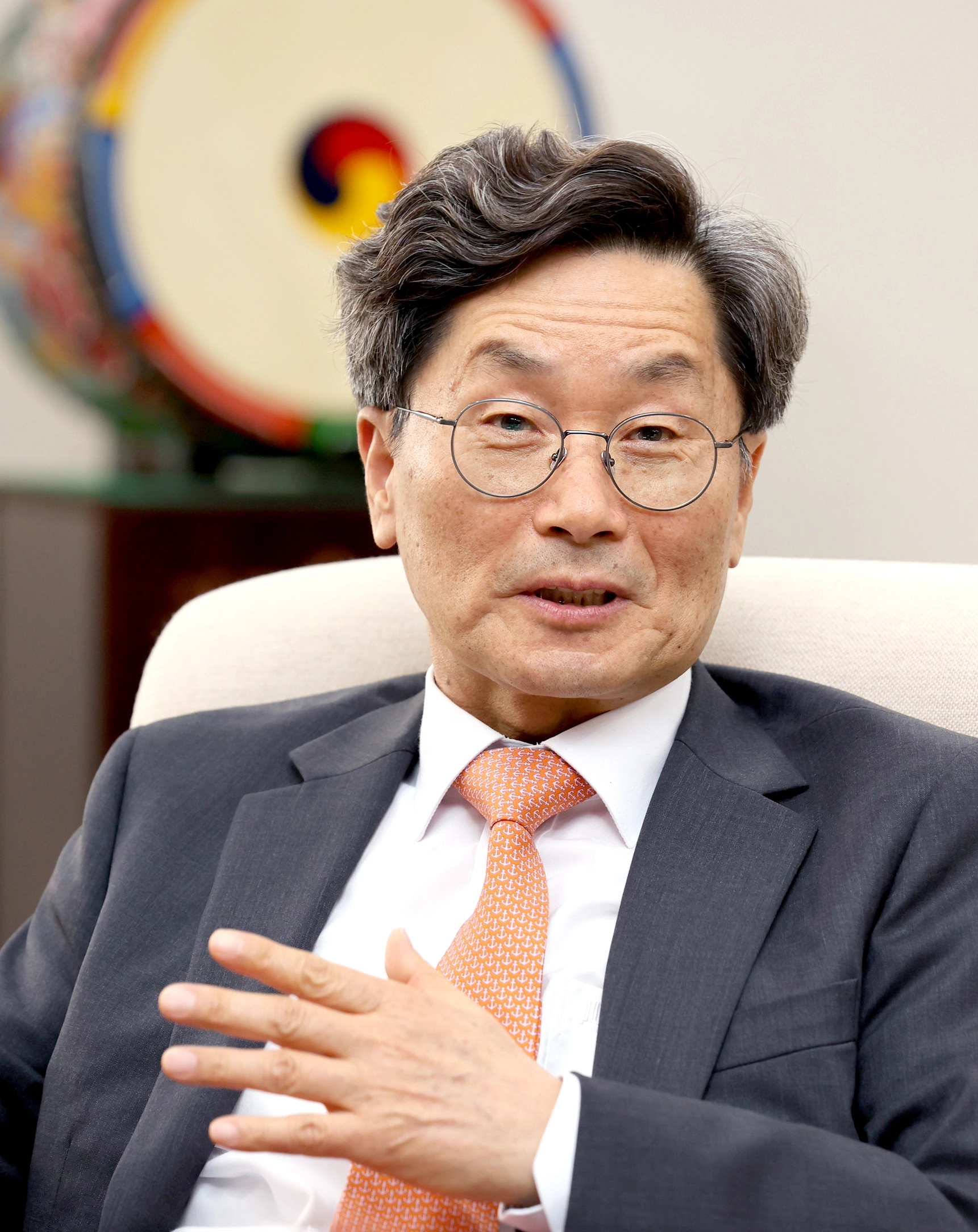 정일연 국민권익위원장이 7일 정부세종청사 집무실에서 서울신문과 취임 후 첫 인터뷰를 하고 있다. 정 위원장은 “법과 원칙, 공무원의 양심에 따라 국민이 수긍할 수 있도록 일처리를 하면 정권이나 기관장이 바뀌더라도 문제될 게 없다”고 강조했다. 국민권익위원회 제공