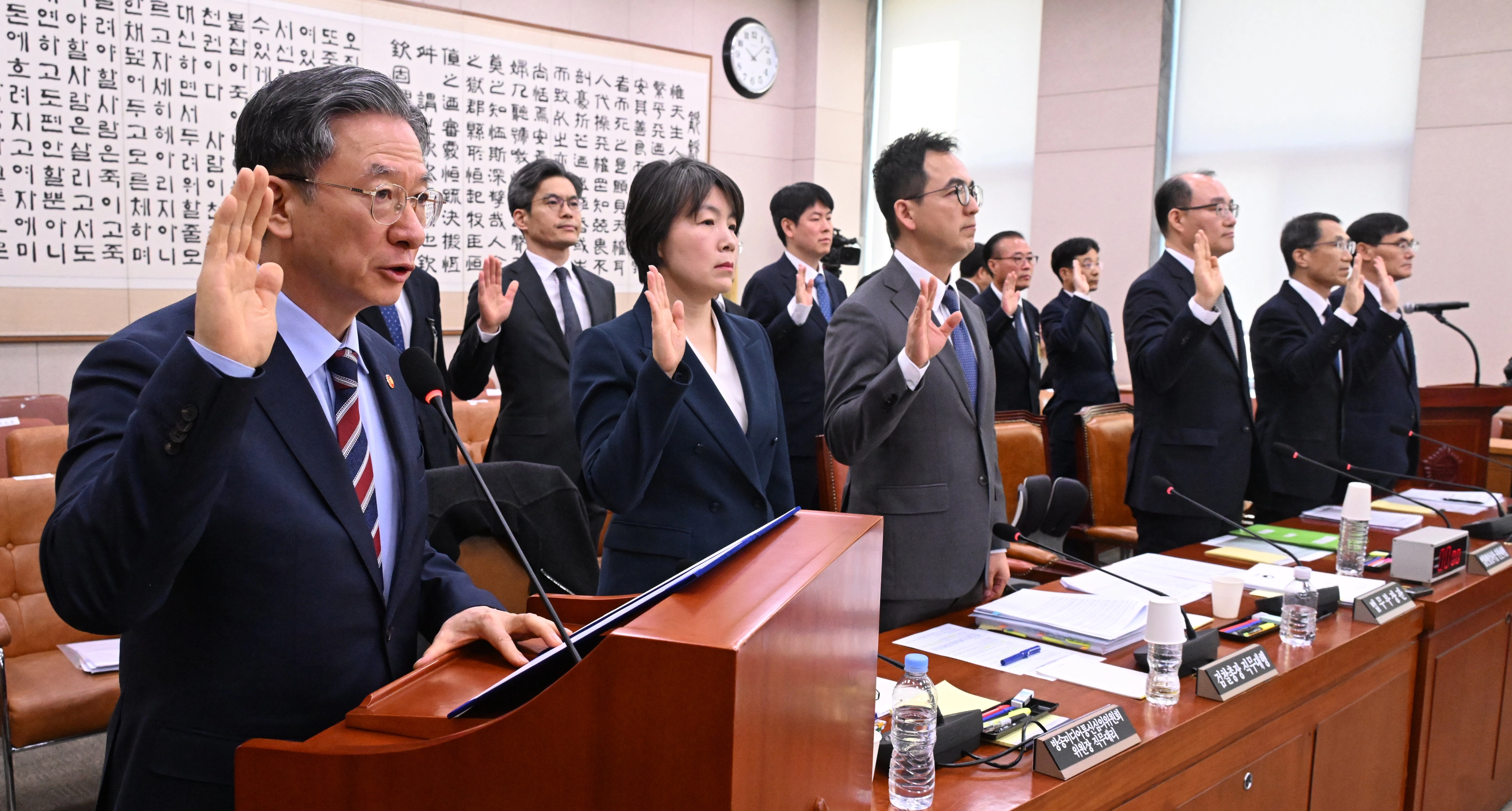 정성호 법무부 장관이 7일 서울 여의도 국회에서 열린 윤석열정권정치검찰조작기소의혹사건진상규명국정조사특별위원회 전체회의에서 증인 선서를 하고 있다. 안주영 전문기자