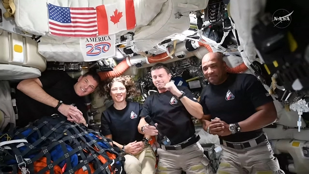 최전선에 선 우주비행사들  지구에서 가장 먼 곳까지 도달한 인류로 기록된 미국 항공우주국(NASA)의 유인 달 탐사선 ‘아르테미스 2호(Ⅱ)’ 우주비행사들이 6일(현지시간) 우주선에서 도널드 트럼프 대통령과 통화하고 있다. 왼쪽부터 제레미 핸슨, 크리스티나 코크, 리드 와이즈먼, 빅터 글로버.
미국 항공우주국(NASA) 제공 영상 캡처·AFP 연합뉴스