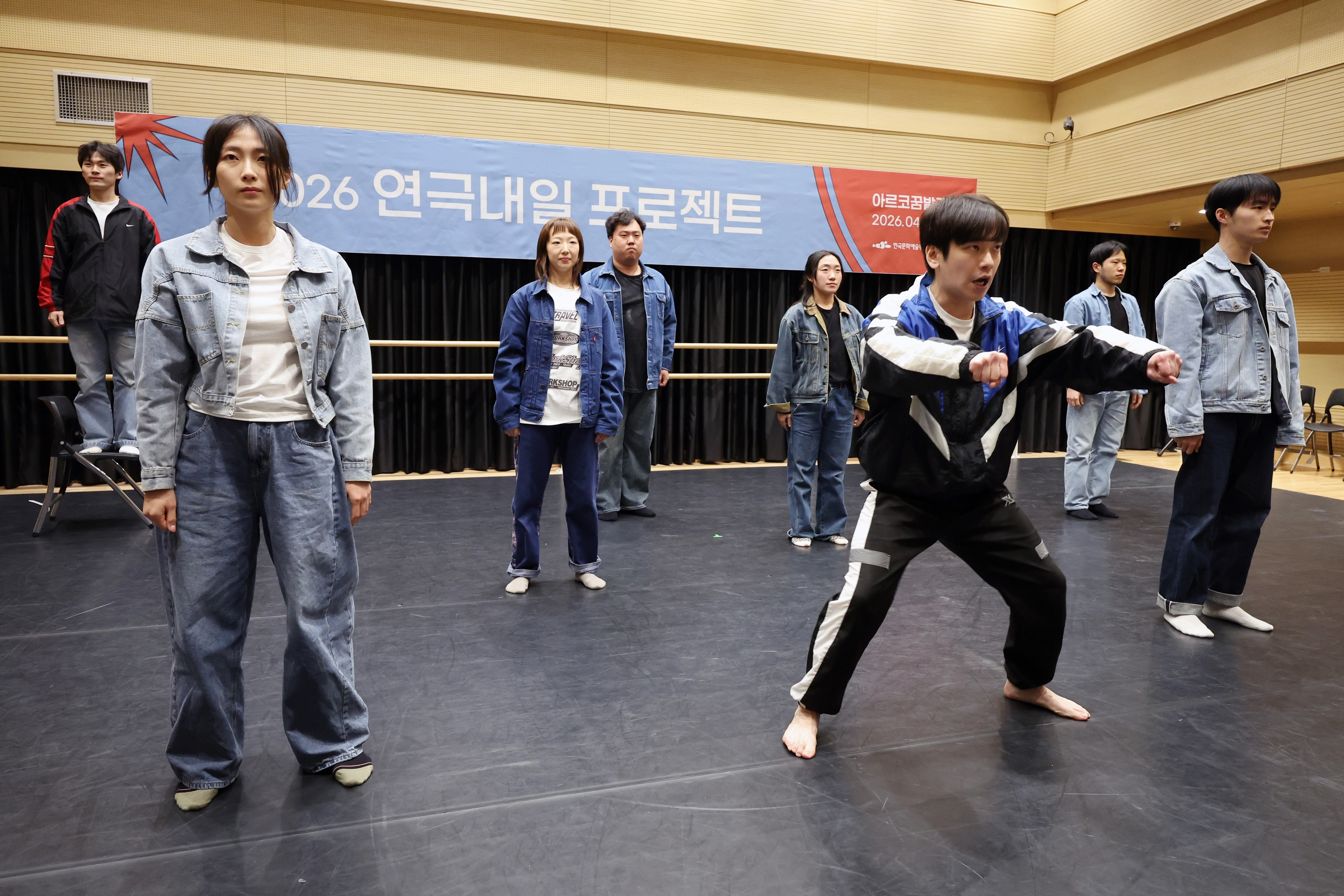 7일 서울 종로구 대학로예술극장에서 배우들이 청춘의 생존과 해방을 주제로 한 창작극 ‘탠덤’을 보여주고 있다. 뉴시스