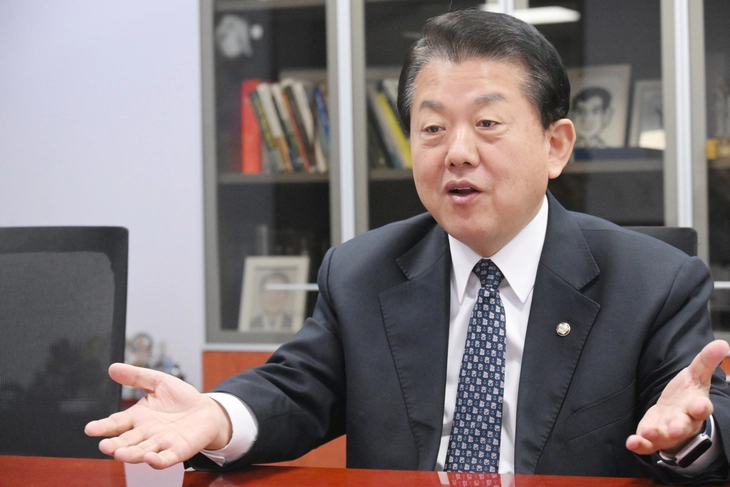 김병주 더불어민주당 의원은 “최근 K-방산의 우수성이 입증되면서 중동국가에서 요격미사일 천궁-Ⅱ, 무인기 대응 무기 비호복합 등을 지원해달라는 요청이 이어지고 있다.”면서 “이제 ‘방산의 황금기’를 맞았다.”고 말했다. 
안주영 전문기자
