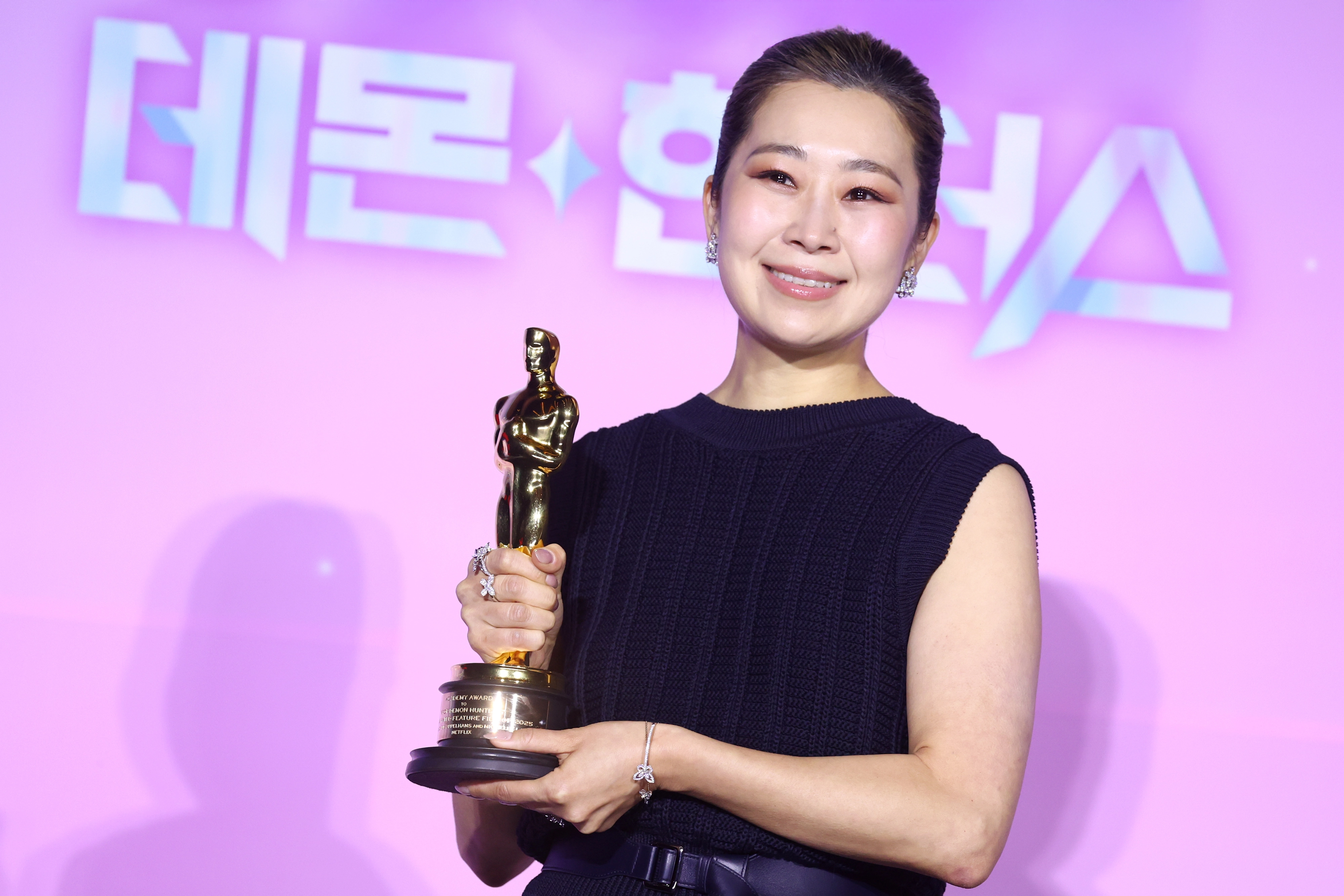‘케이팝 데몬 헌터스’의 매기 강 감독이 지난 1일 서울 용산에서 열린 기자간담회에서 아카데미상 트로피를 들고 있다. 
연합뉴스