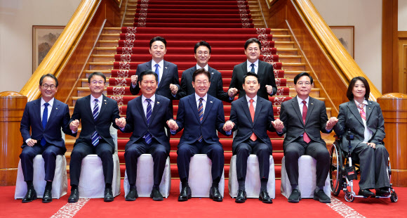 이재명 대통령이 7일 청와대에서 여야정 민생경제 협의체 회담에 앞서 참석자들과 기념촬영하고 있다.  뒷줄 왼쪽부터 시계방향으로 강훈식 대통령비서실장, 김민석 국무총리, 홍익표 정무수석, 국민의힘 최보윤 수석대변인, 송언석 원내대표, 장동혁 대표, 이 대통령, 더불어민주당 정청래 대표, 한병도 원내대표, 강준현 수석대변인 2026.4.7 연합뉴스