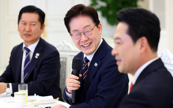 이재명 대통령이 7일 청와대에서 열린 여야정 민생경제 협의체 회담에서 발언하고 있다.  왼쪽부터 더불어민주당 정청래 대표, 이 대통령, 국민의힘 장동혁 대표. 2026.4.7 연합뉴스