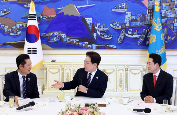 이재명 대통령이 7일 청와대에서 열린 여야정 민생경제 협의체 회담에서 발언하고 있다.  왼쪽부터 더불어민주당 정청래 대표, 이 대통령, 국민의힘 장동혁 대표. 2026.4.7 연합뉴스