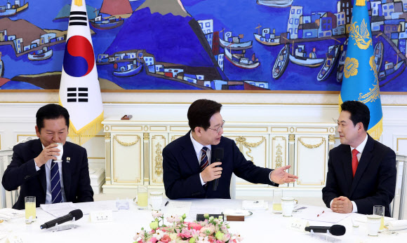 이재명 대통령이 7일 청와대에서 열린 여야정 민생경제 협의체 회담에서 발언하고 있다.  왼쪽부터 더불어민주당 정청래 대표, 이 대통령, 국민의힘 장동혁 대표. 2026.4.7 연합뉴스