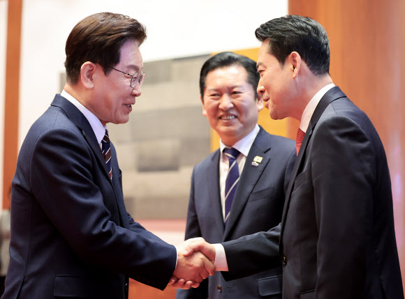 이재명 대통령이 7일 청와대에서 열린 여야정 민생경제 협의체 회담에서 국민의힘 장동혁 대표와 인사하고 있다. 2026.4.7 연합뉴스