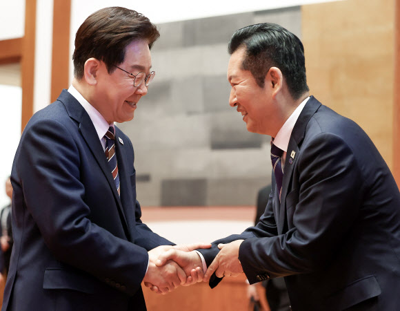 이재명 대통령이 7일 청와대에서 열린 여야정 민생경제 협의체 회담에서 더불어민주당 정청래 대표와 인사하고 있다. 2026.4.7 연합뉴스