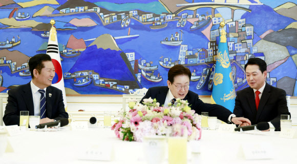 이재명 대통령이 7일 청와대에서 열린 여야정 민생경제 협의체 회담에서 국민의힘 장동혁 대표에게 발언을 권하고 있다. 왼쪽은 더불어민주당 정청래 대표. 2026.4.7 연합뉴스