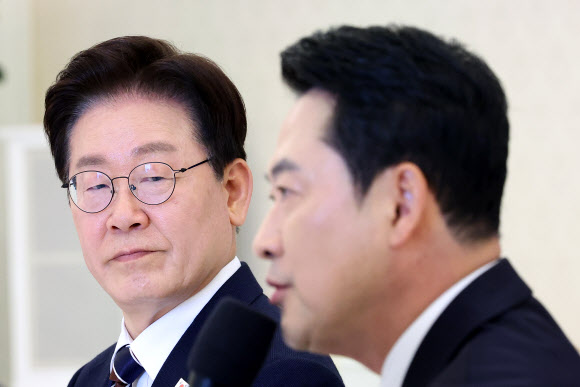 이재명 대통령이 7일 청와대에서 열린 여야정 민생경제 협의체 회담에서 국민의힘 장동혁 대표의 발언을 듣고 있다. 2026.4.7 연합뉴스