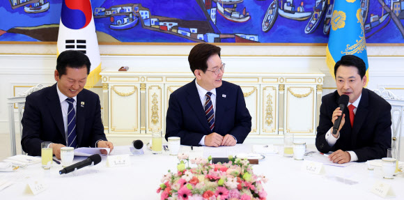 이재명 대통령이 7일 청와대에서 열린 여야정 민생경제 협의체 회담에서 국민의힘 장동혁 대표의 발언을 듣고 있다. 왼쪽은 더불어민주당 정청래 대표. 2026.4.7 연합뉴스