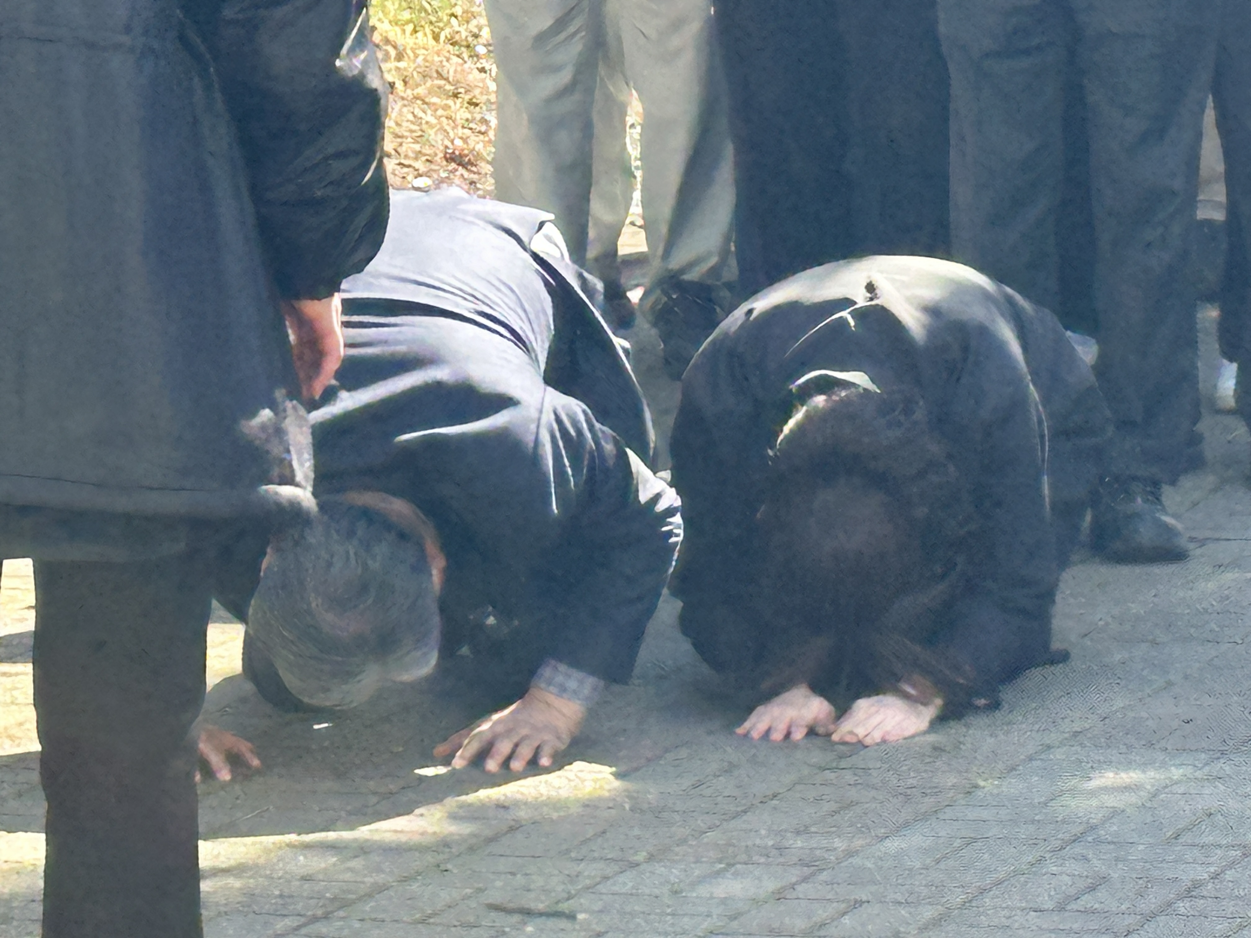 안전공업 측 손주환 대표 등 관계자들이 7일 대전 대덕구 문평동에 마련된 합동분향소에 찾아와 유족을 향해 무릎을 꿇고 고개를 숙이고 있다. 2026.04.07. 뉴시스