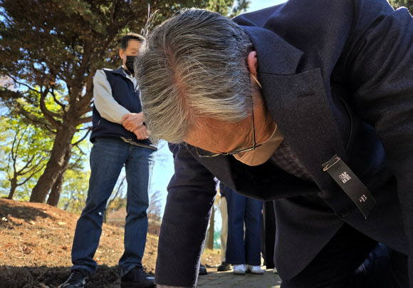 손주환 안전공업 대표이사와 임직원들이 7일 오후 대전 대덕구 문평근린공원에 마련된 희생자 합동분향소를 찾아 유가족들에게 사죄하고 있다. 2026.4.7 연합뉴스