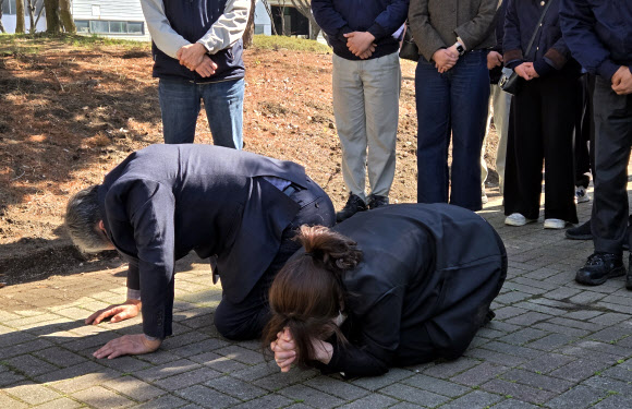 손주환 안전공업 대표이사와 임직원들이 7일 오후 대전 대덕구 문평근린공원에 마련된 희생자 합동분향소를 찾아 유가족들에게 사죄하고 있다. 2026.4.7 연합뉴스