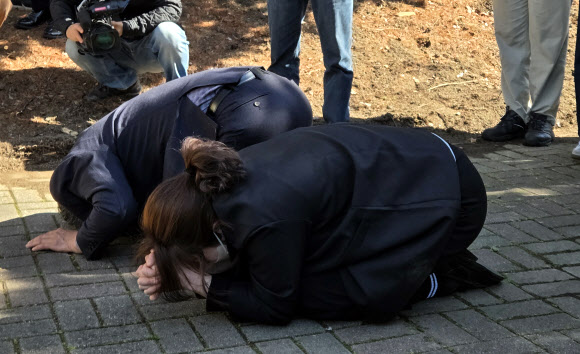 손주환 안전공업 대표이사와 임직원들이 7일 오후 대전 대덕구 문평근린공원에 마련된 희생자 합동분향소를 찾아 유가족들에게 사죄하고 있다. 2026.4.7 연합뉴스